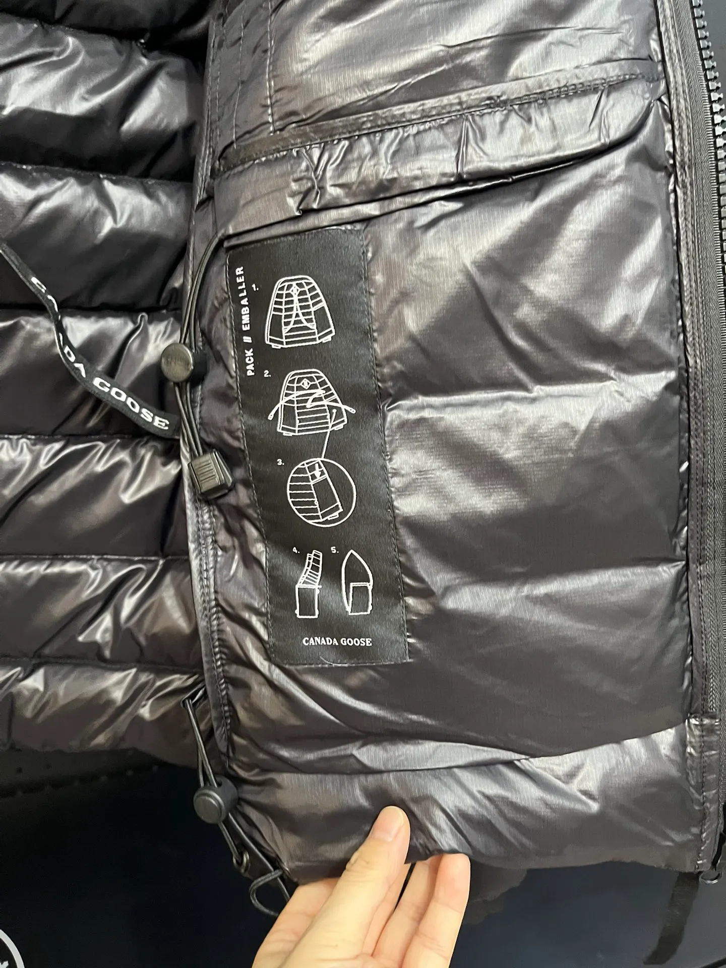 P940 Top 🔥purchase version 𝘾𝘼𝙉𝘼𝘿𝘼 𝙂𝙊𝙊𝙎𝙀/Canada Goose 2227 thin and light style. It’s super lightweight and doesn’t feel any weight on your upper body at all! Show more temperament‼  Canada Goose, a Canadian brand, has always been recognized as the warmest down jacket. Various Instagram celebrities, Internet celebrities, and celebrities often wear it for street photos. I make Canada Goose every year, but I still can’t get rid of my love for the goose. No matter how cold the winter is, there is no need to be afraid. Canada Goose is the legendary warmest down jacket and is known as a must-have for Arctic outdoor sports! The most popular down jacket in the world, celebrities are rushing to buy it, it is a must-have! Size: S-2XL Color: silver gray (red label) silver gray (black label), black (red label), black (black label), dark blue